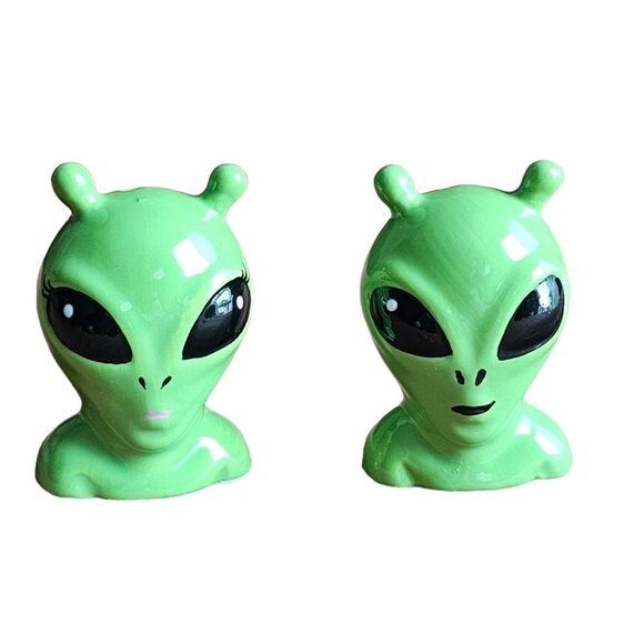 Mini Alien Boy/Girl Salt and Pepper Shaker - Picture 1 of 4